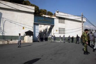 إسرائيل تقصف بوابات سجن إيفين