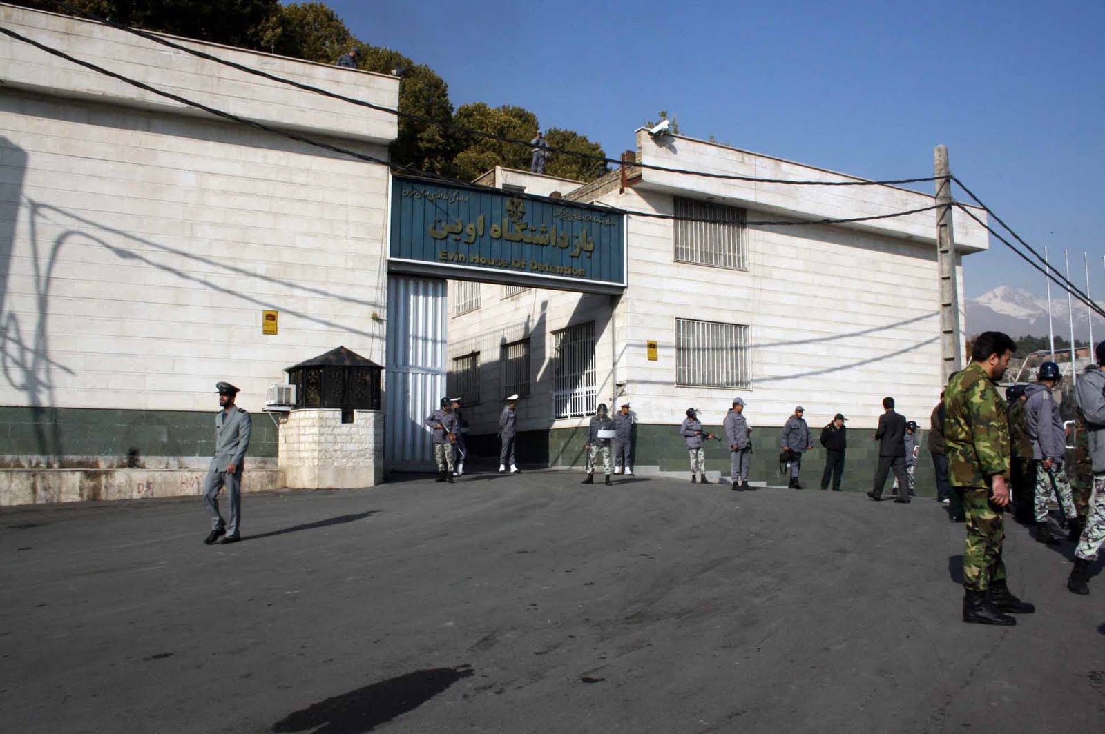 إسرائيل تقصف بوابات سجن إيفين