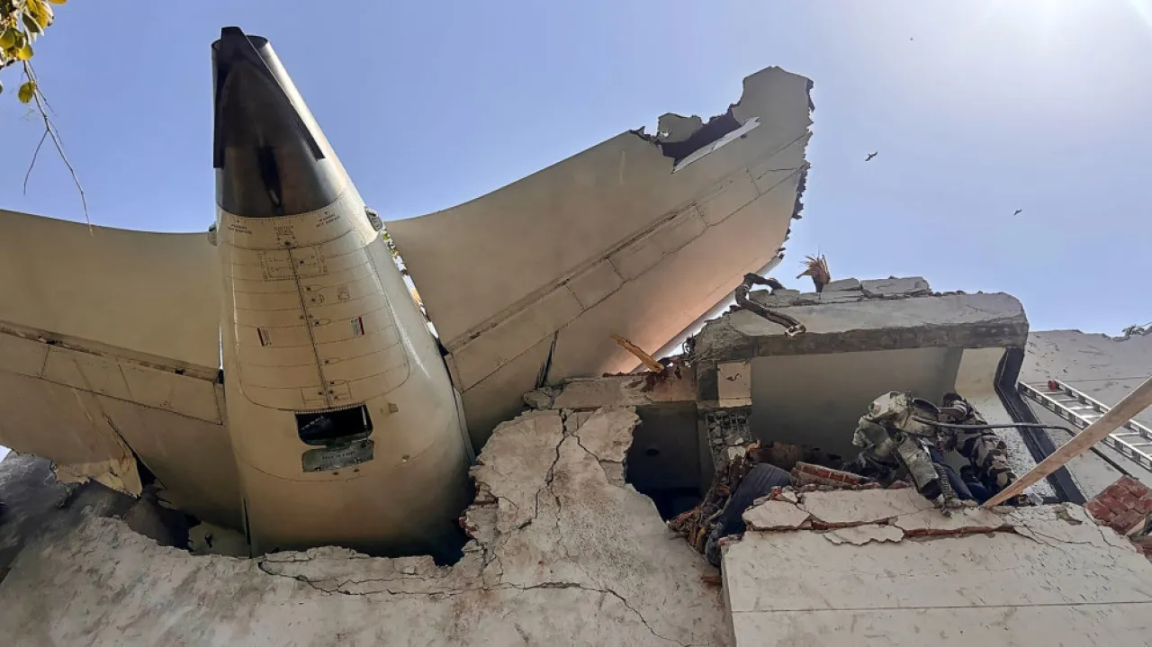 بدء تحليل بيانات الصندوقين الأسودين لطائرة إير إنديا المنكوبة