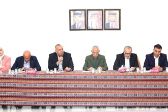 متابعة لزيارة الملك.. رئيس الديوان الملكي يلتقي شيوخ ووجهاء الجفر للوقوف على مطالب واحتياجات القضاء