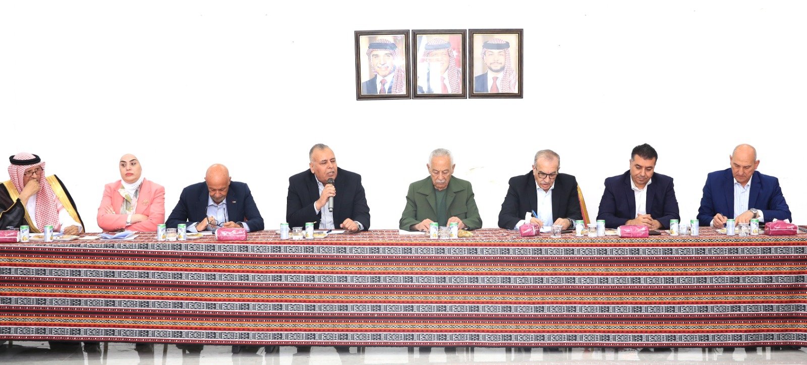 متابعة لزيارة الملك.. رئيس الديوان الملكي يلتقي شيوخ ووجهاء الجفر للوقوف على مطالب واحتياجات القضاء