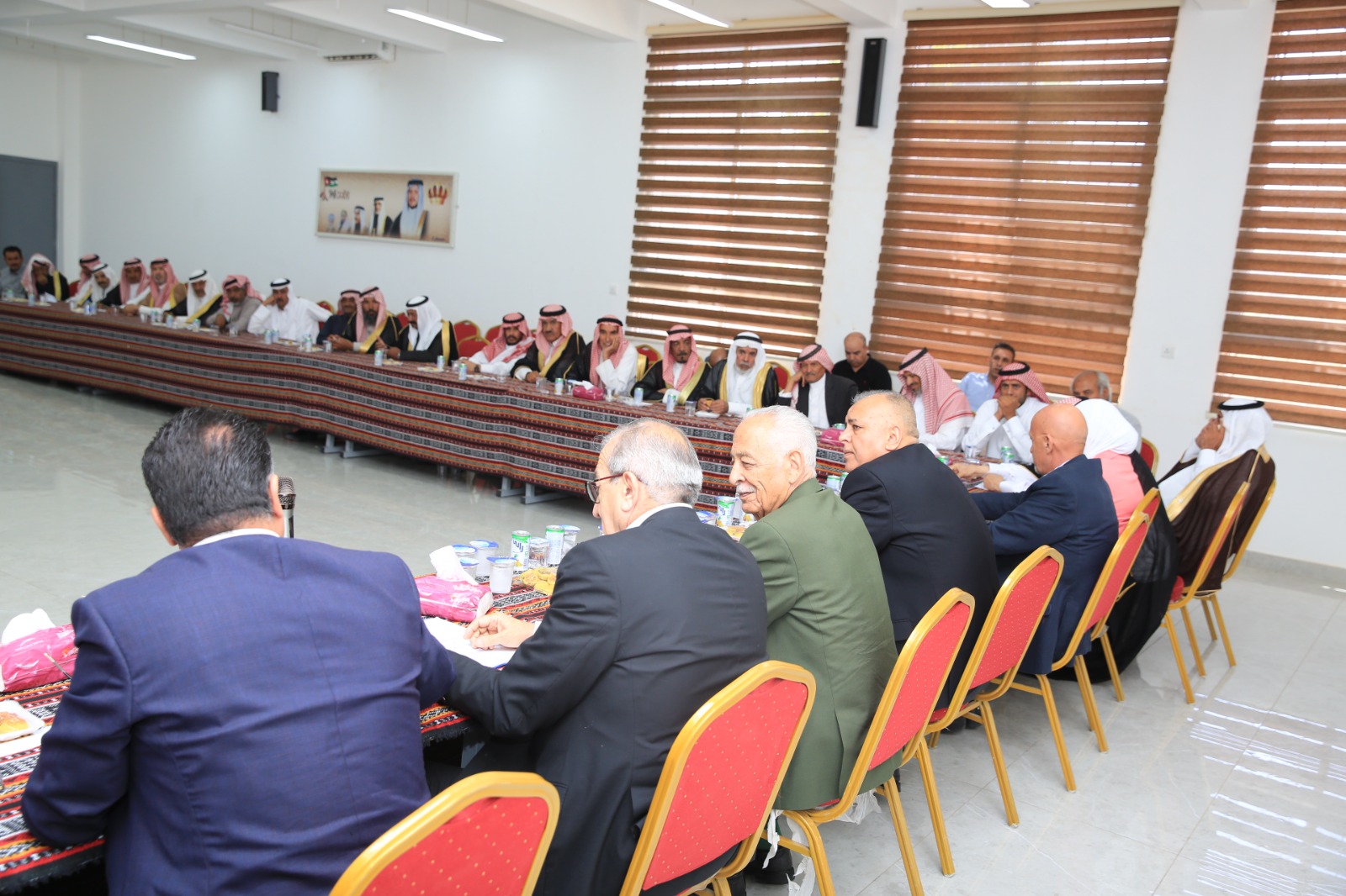 متابعة لزيارة الملك.. رئيس الديوان الملكي يلتقي شيوخ ووجهاء الجفر للوقوف على مطالب واحتياجات القضاء