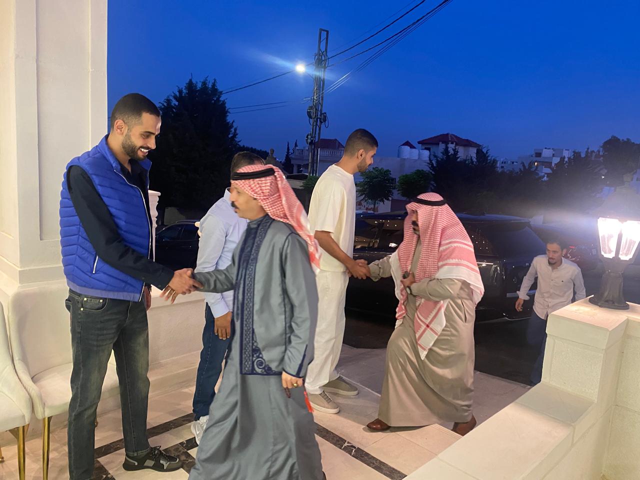 مروان الركيبات يستقبل المهنئين بقدوم حفيده شهم في ديوانه بمنطقة دابوق بعمان...