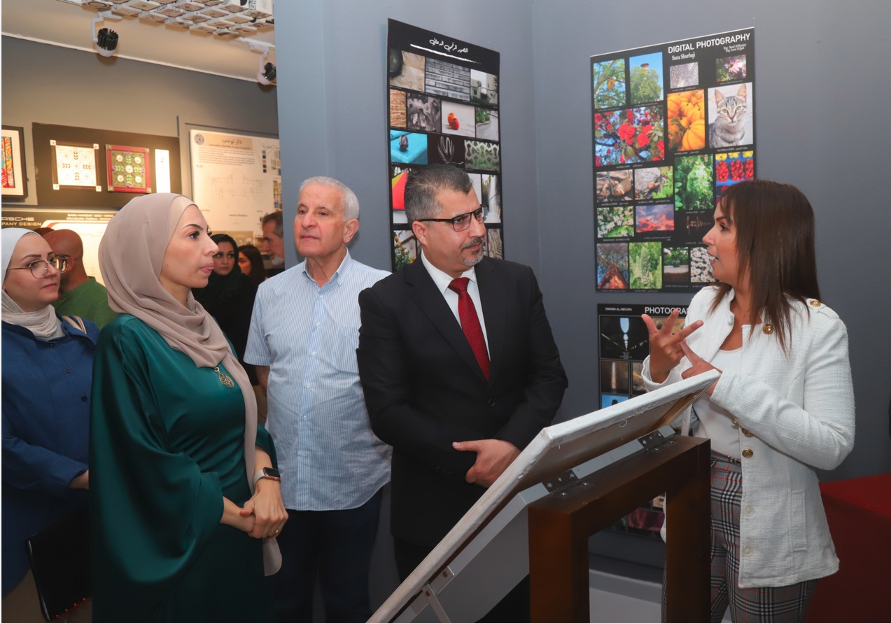 رئيس جامعة البترا يفتتح معرض "رواية" ويوم كلية العمارة والتصميم العلمي
