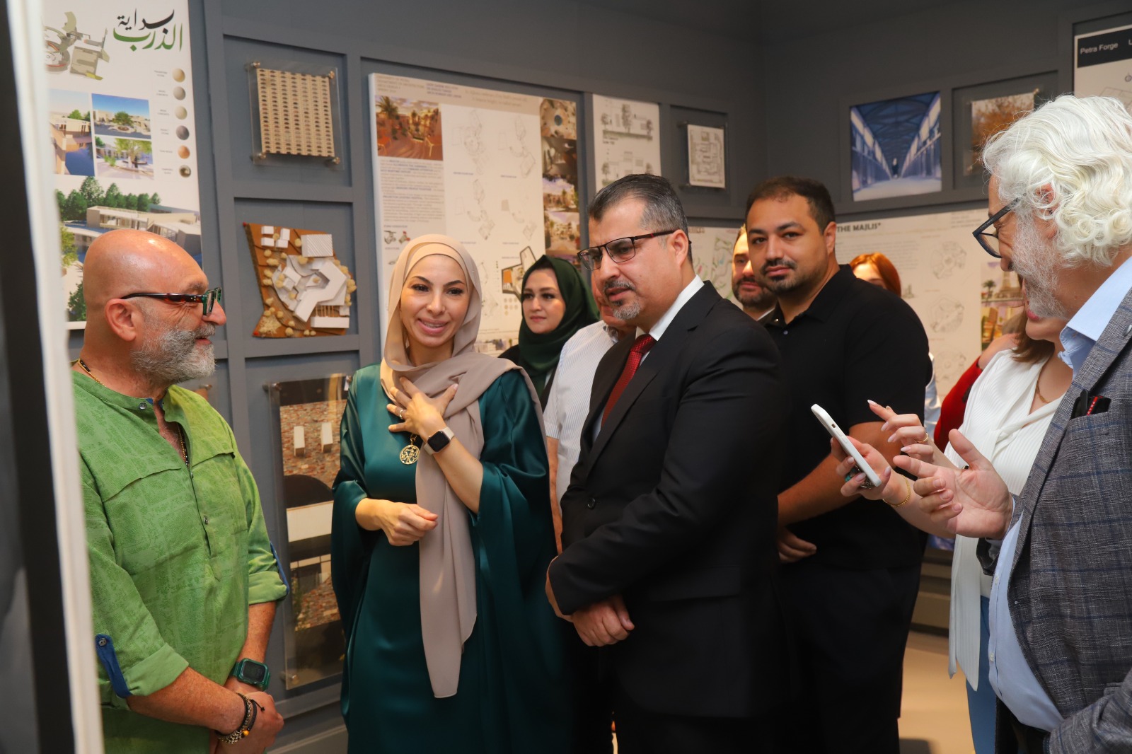 رئيس جامعة البترا يفتتح معرض "رواية" ويوم كلية العمارة والتصميم العلمي
