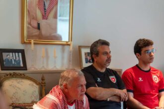 الملك عبدالله الثاني يتابع مباراة النشامى من لندن