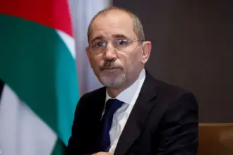 الصفدي يبحث مع نظيرته الكندية جهود وقف إطلاق النار