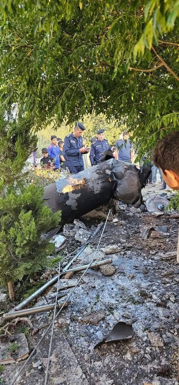 بالفيديو والصور.. سقوط شظايا جسم طائر في مأمونية مادبا