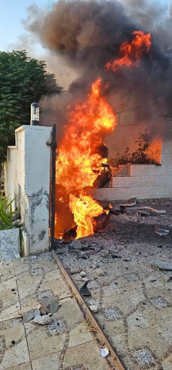 بالفيديو والصور.. سقوط شظايا جسم طائر في مأمونية مادبا