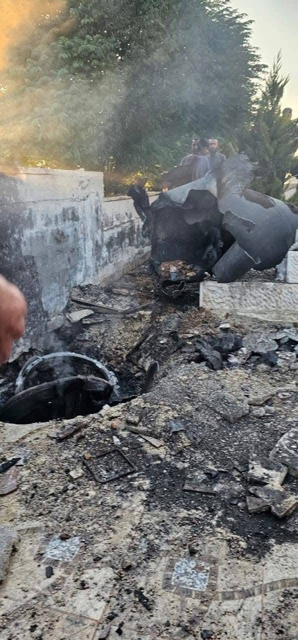 بالفيديو والصور.. سقوط شظايا جسم طائر في مأمونية مادبا