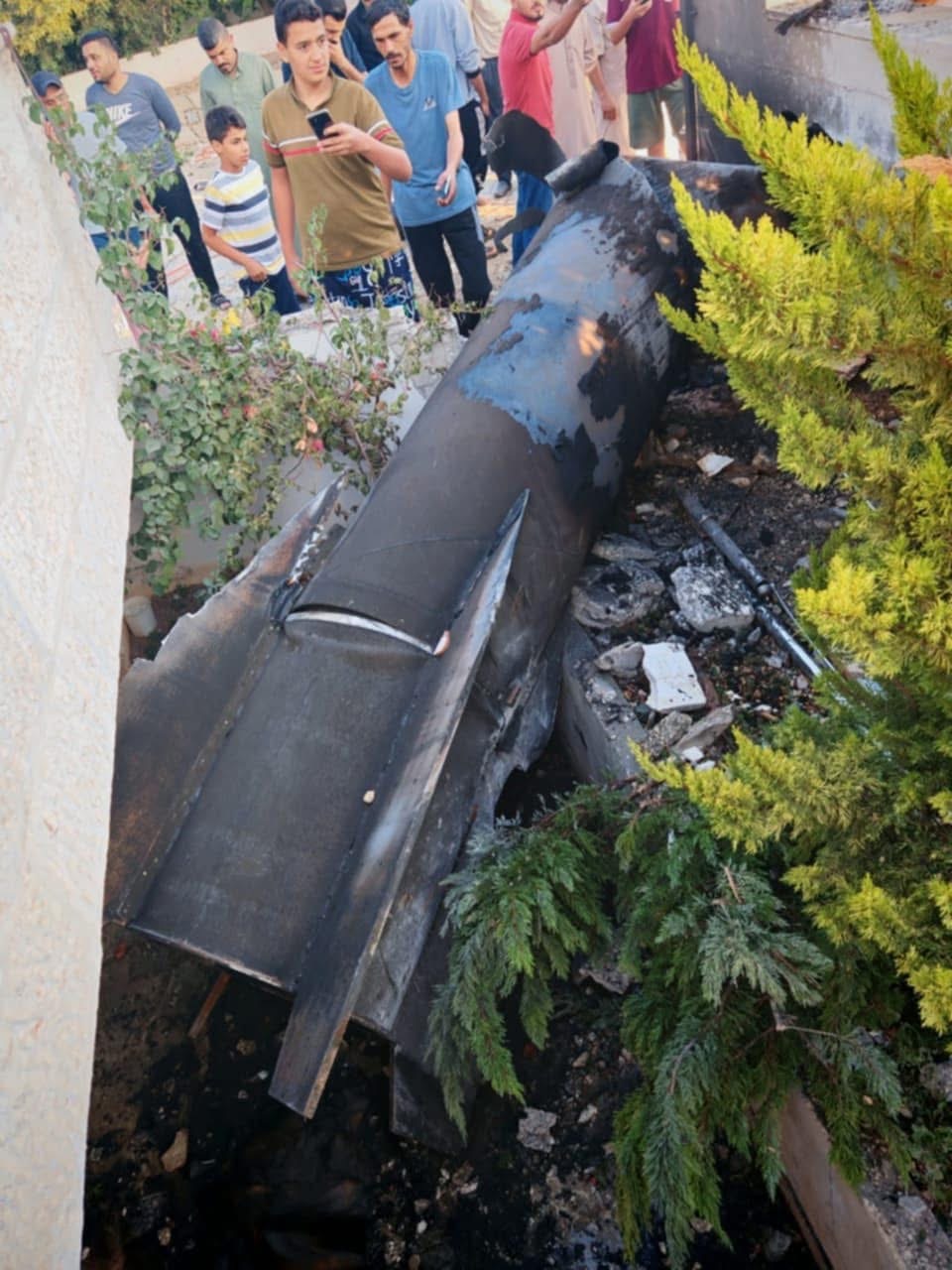 بالفيديو والصور.. سقوط شظايا جسم طائر في مأمونية مادبا