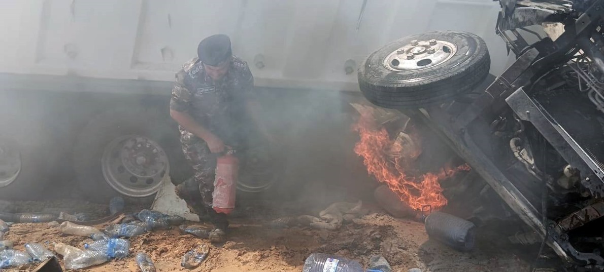 نشامى الدرك يتدخلون لإخماد حريق وإنقاذ طريق بعد حادث سير