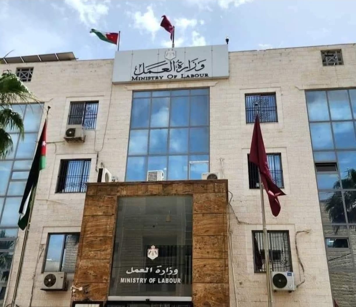 العمل: غرامة لا تقل عن 800 دينار على صاحب العمل الذي يُضبط لديه عامل سوري لا يحمل تصريحًا