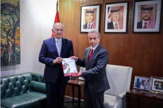 رئيس الوزراء يتسلم نسخة من التقرير السنوي لهيئة النزاهة ومكافحة الفساد لسنة 2024