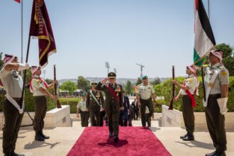 الملك ينعم بأوسمة ملكية على عدد من الضباط وضباط الصف المتميزين من منتسبي الجيش العربي والأجهزة الأمنية
