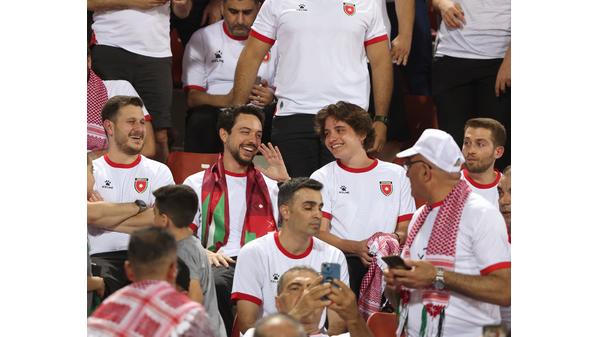 ولي العهد والأمير هاشم بين الجماهير لمؤازرة النشامى أمام عمان( صور)