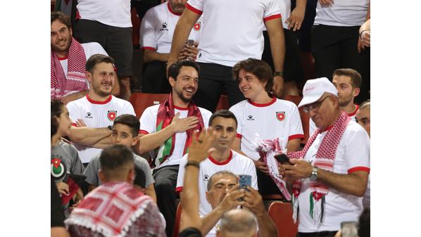 ولي العهد والأمير هاشم بين الجماهير لمؤازرة النشامى أمام عمان( صور)