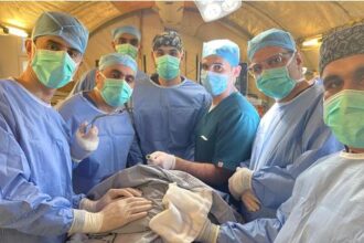 المستشفى الميداني الأردني جنوب غزة 6 يجري عملية جراحية لإنقاذ حياة طفل
