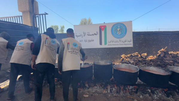 الحملة الأردنية والخيرية الهاشمية توزعان آلاف الوجبات الساخنة في غزة رغم الحصار