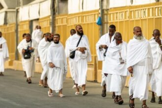 الحجاج يؤدون رمي الجمرات في أول أيام عيد الأضحى