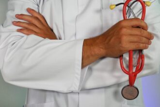 الجيش يعلن اصابة احد ممرضي المستشفى الميداني جنوب غزة بشظية وحالته متوسطة