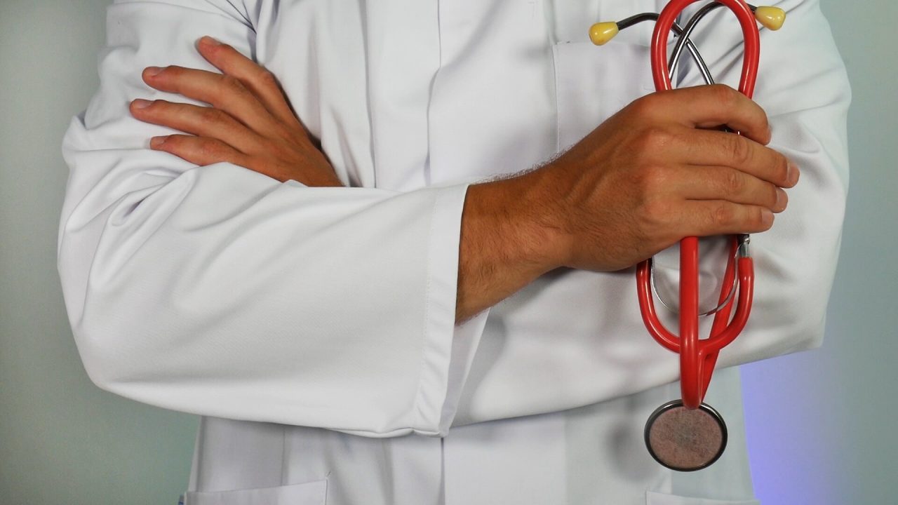 عاجل|| إصابة طبيب أردني جراء قصف إسرائيلي قرب المستشفى الميداني في خان يونس