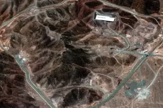 السفير الإسرائيلي بواشنطن: مفاجآت قريبة وقد تُستهدف منشأة فوردو النووية