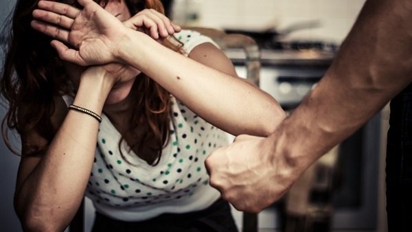 زوج يقتلع عيني زوجته بشوكة طعام بعد خضوعه لشعوذة كنز في تونس