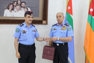 مدير الأمن العام يسلّم الملازم نور الدين الحباشنة هدية ملكية تقديراً لإنجازه الدولي