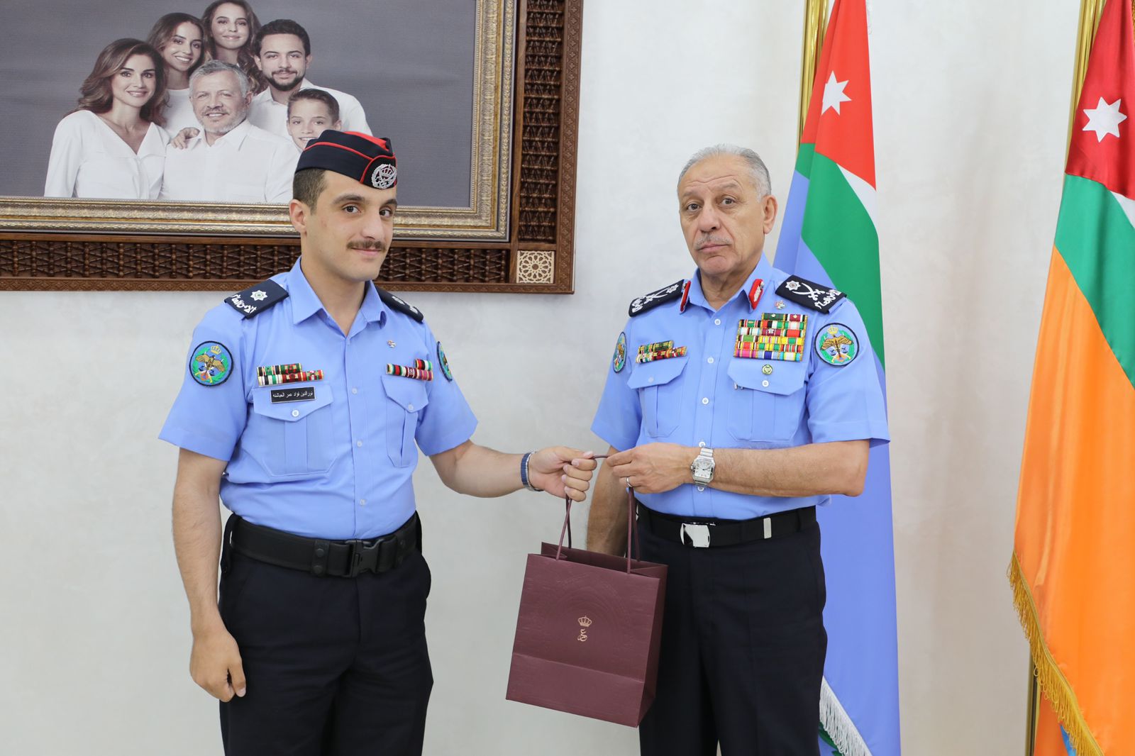 مدير الأمن العام يسلّم الملازم نور الدين الحباشنة هدية ملكية تقديراً لإنجازه الدولي