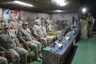 رئيس هيئة الأركان المشتركة يُتابع مجريات التمرين الليلي "النجم الثاقب" في المنطقة العسكرية الشرقية