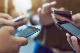 التصفح المتواصل للهاتف .. هل تسيطر عليه أم يسرق تركيزك ومزاجك؟