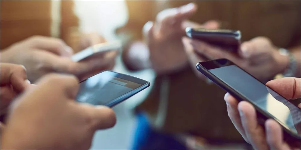 التصفح المتواصل للهاتف .. هل تسيطر عليه أم يسرق تركيزك ومزاجك؟