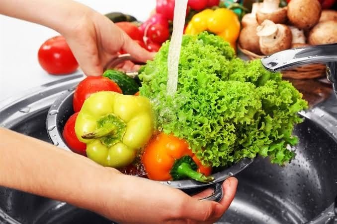 تحذيرات من غسل الخضار والفواكه بالصابون والماء الساخناعد