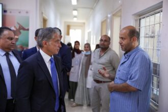 رئيس الوزراء يتفقد مركز مغير السرحان الصحي ويوجه بتحسين الخدمات