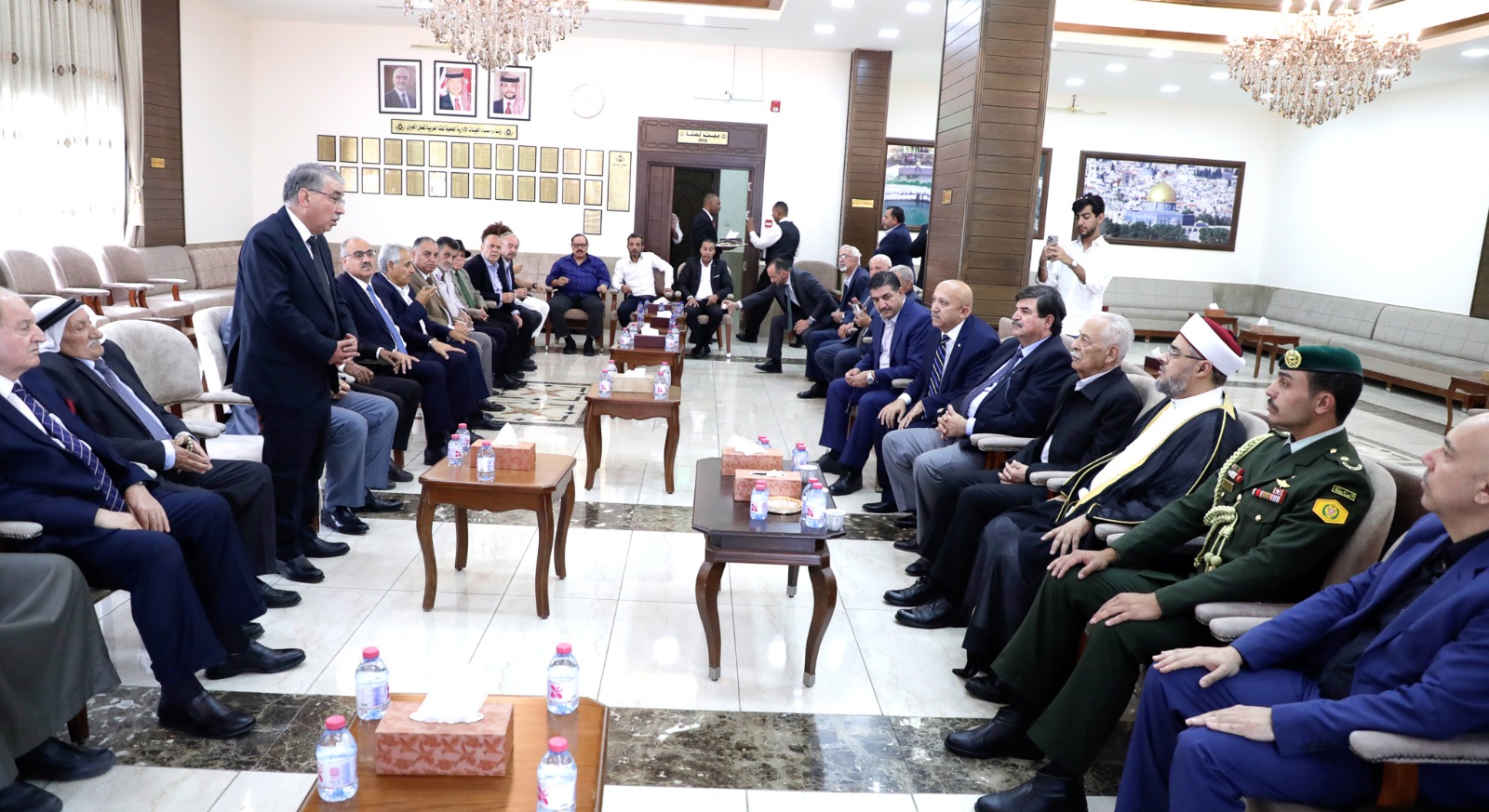 مندوبا عن الملك وولي العهد.. يعزي العيسوي الخماش وجبران