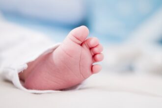 لأول مرة .. بريطانيا تشهد ولادة 8 أطفال باستخدام تقنية الآباء الثلاثة