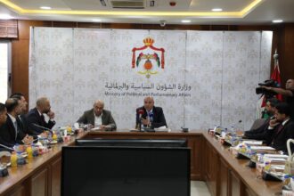الوزير العودات يلتقي شباب وشابات حزب عزم