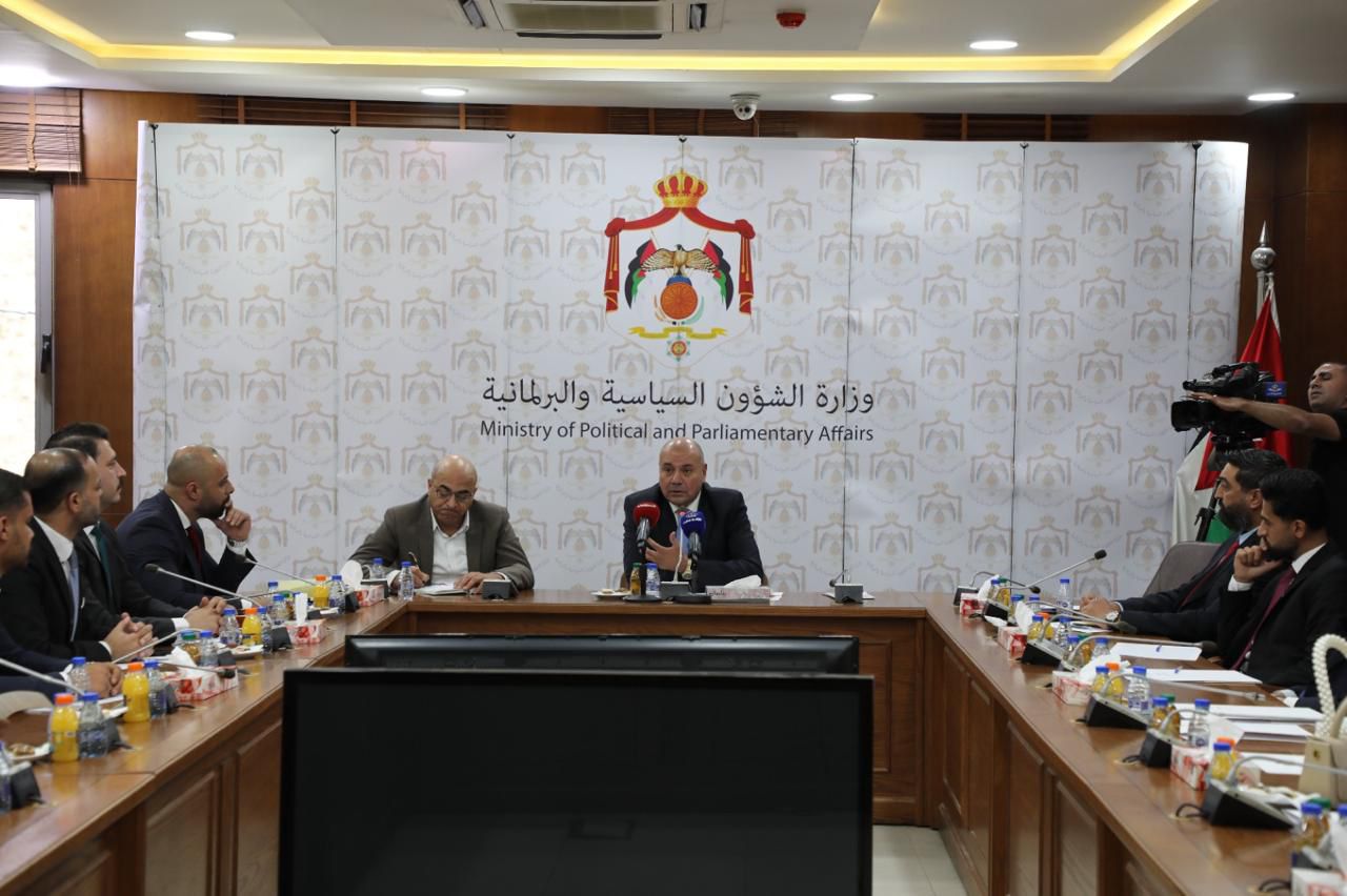 الوزير العودات يلتقي شباب وشابات حزب عزم