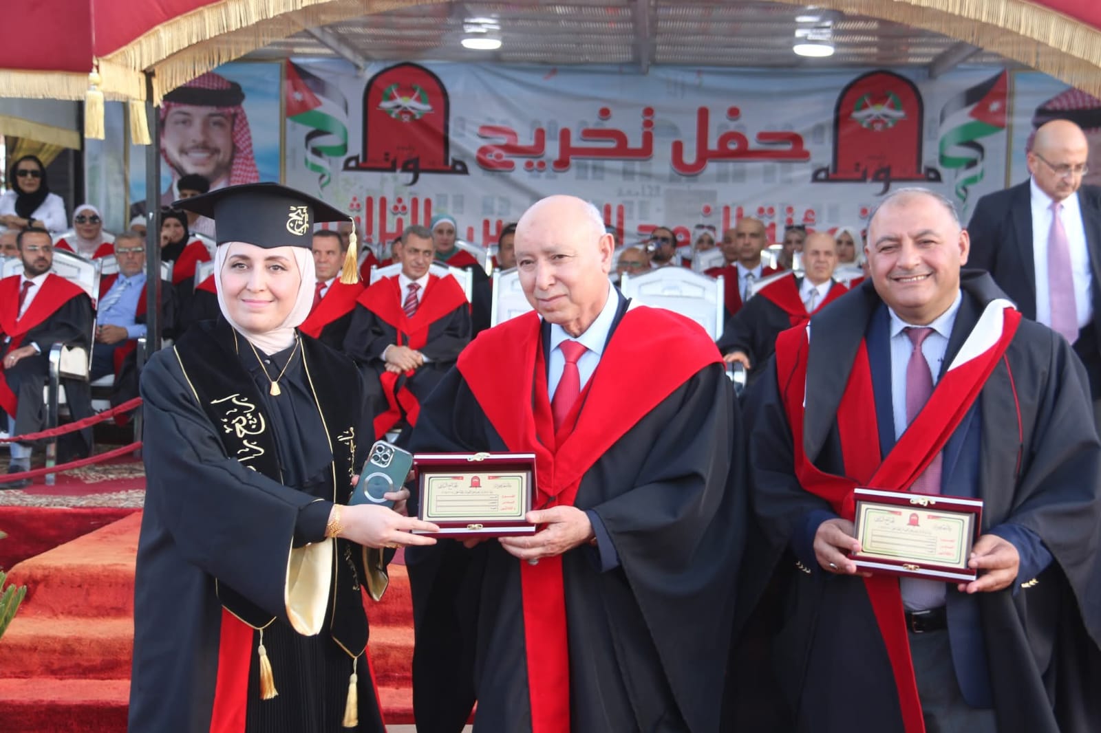صورة حول : رئيس جامعة مؤتة يرعى الحفل الختامي لتخريج الفوج السادس والثلاثين رئيس جامعة مؤتة يرعى الحفل الختامي لتخريج الفوج السادس والثلاثين
