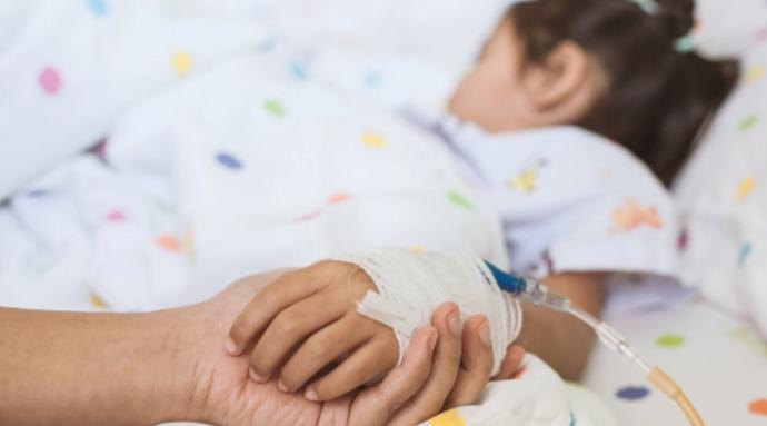 أبٌ مريض وفتاة تُصارع ورمًا.. وخطأ طبي يُفاقم المعاناة