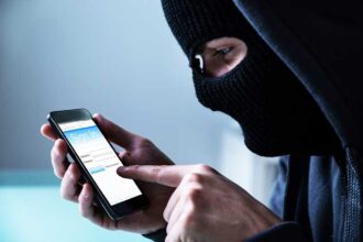 7 علامات خطيرة تدل على وجود تطبيق تجسس على هاتفك
