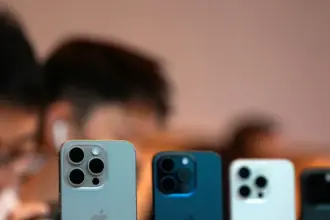 لماذا ينصح الخبراء بعدم شراء آيفون في الصيف؟