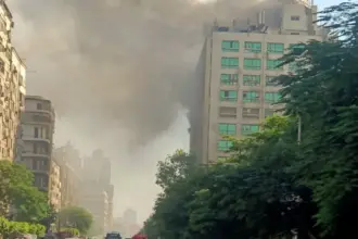 وفاة 4 أشخاص وتعطّل الشبكات بعد حريق سنترال رمسيس في القاهرة