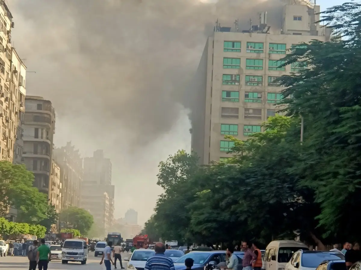 وفاة 4 أشخاص وتعطّل الشبكات بعد حريق سنترال رمسيس في القاهرة