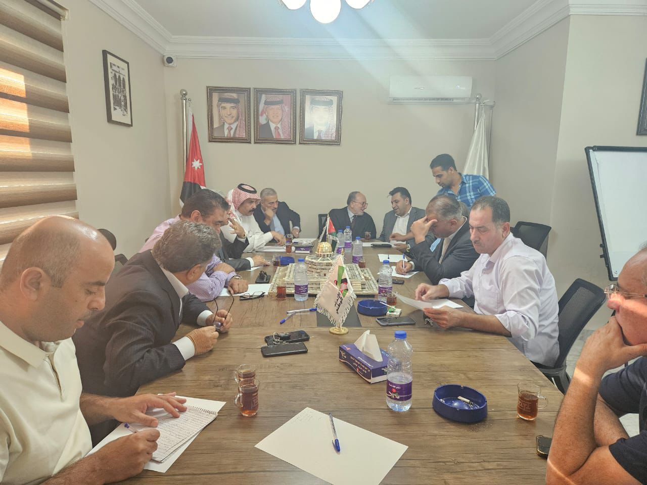 جانب من اجتماع المكتب السياسي لحزب الاتحاد الوطني الأردني الذي عقد اليوم، حيث جرى بحث عدة ملفات مهمة على الساحة الوطنية