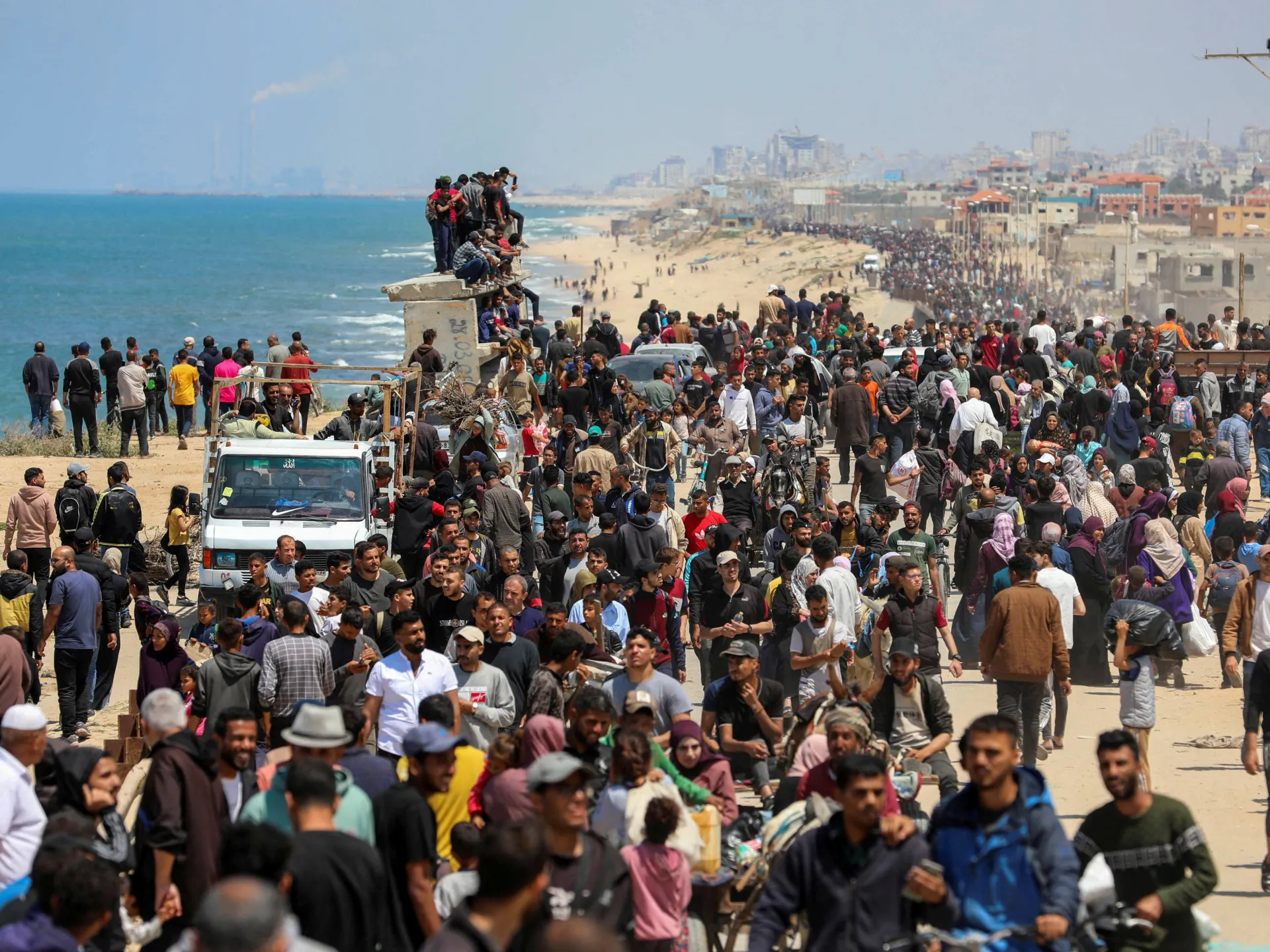 قوات الاحتلال ترتكب مجازر جديدة بحق النازحين والمجوعين في غزة