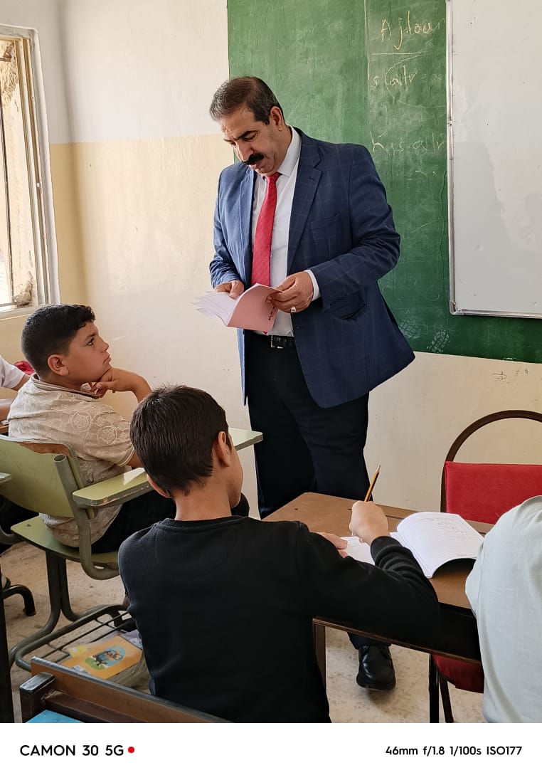 الفقرا يتفقد طلبة النادي الصيفي في مدرسة محي الثانوية للبنين