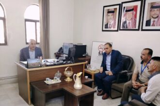 محافظ الطفيلة يتفقد مكتب الاحوال ببلدة العين البيضاء