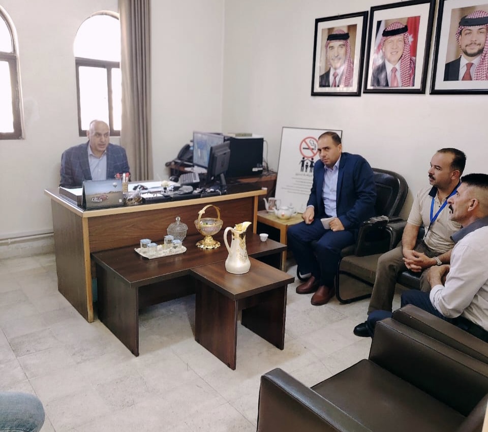محافظ الطفيلة يتفقد مكتب الاحوال ببلدة العين البيضاء